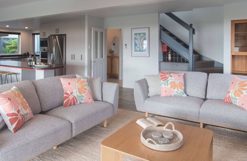 Holdens Bay Apartment | Absolute Lakefront | Panoramic Views & Spacious Stay for 10