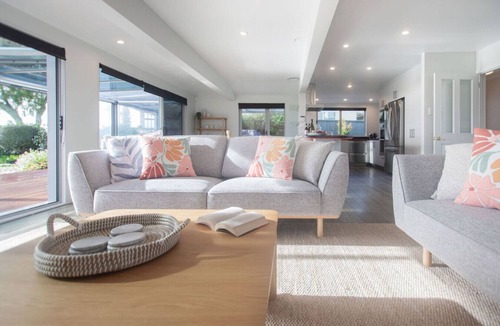 Holdens Bay Apartment | Absolute Lakefront | Panoramic Views & Spacious Stay for 10