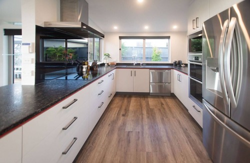 Holdens Bay Apartment | Absolute Lakefront | Panoramic Views & Spacious Stay for 10