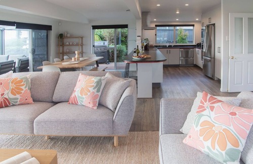 Holdens Bay Apartment | Absolute Lakefront | Panoramic Views & Spacious Stay for 10