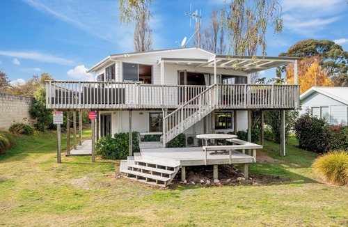Waitahanui Cottage | Absolute Waterfront with WiFi - Five Mile Bay Home