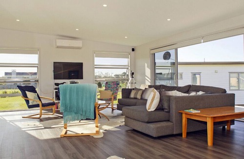 Matarangi Cottage | Absolute Waterfront - Matarangi Holiday Home