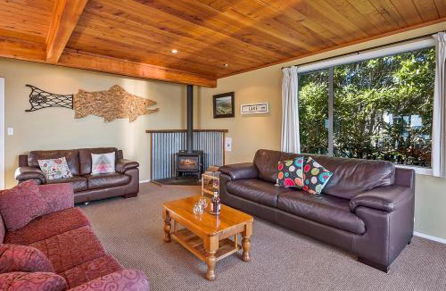 Waitahanui House | Absolute Waterfront with WiFi - Five Mile Bay Home