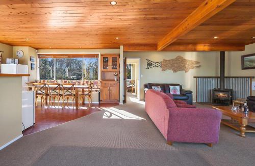 Waitahanui House | Absolute Waterfront with WiFi - Five Mile Bay Home