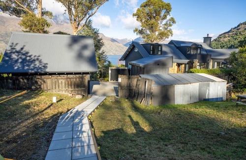 Sunshine Bay Apartment | Arawata Alpine Views - 2BDRM luxury