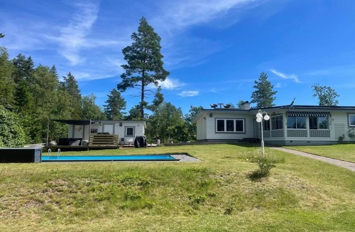Gamleby House | Archipelago Villa with Pool & Patio