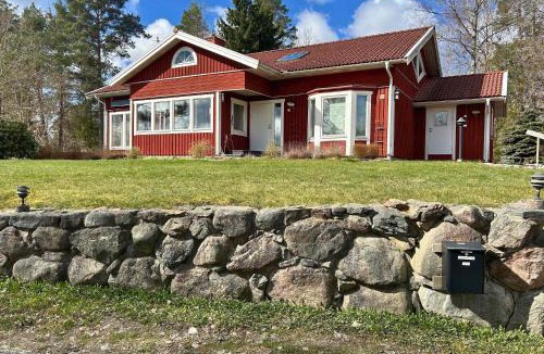 Northern Stockholm County Villa | Architectural Villa with 3 Fireplaces Countryside