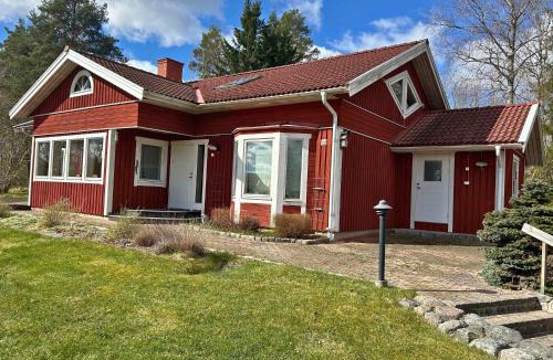 Northern Stockholm County Villa | Architectural Villa with 3 Fireplaces Countryside
