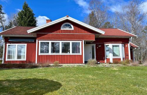 Northern Stockholm County Villa | Architectural Villa with 3 Fireplaces Countryside