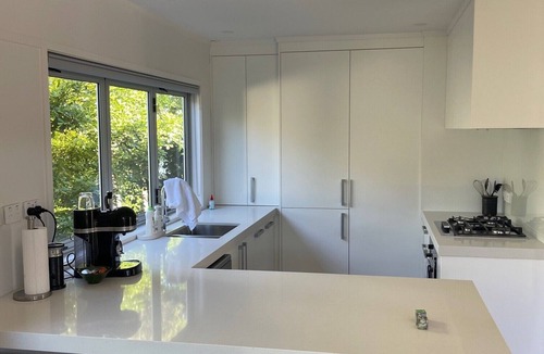 Matarangi Cottage | Bach with Direct beach access , renovated 2 bedroom cottage on Matarangi beach