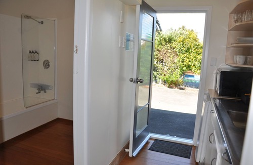 Tahunanui Hotel | Balmoral Motel