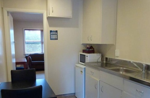 Tahunanui Hotel | Balmoral Motel