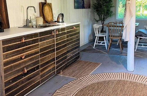 Stromstad House | Barn with spacious garden near Strömstad