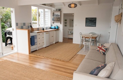 Raglan Cottage | Bay View Beach House - Raglan Holiday Home