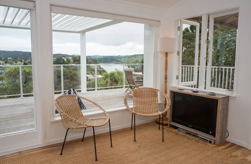 Raglan Cottage | Bay View Beach House - Raglan Holiday Home