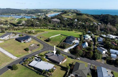 Cable Bay House | Bay View Escape - Cable bay Holiday Home