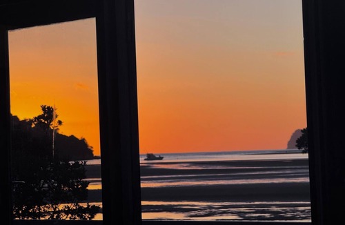 Tairua House | Beach Front, Views Rustic & Comfortable