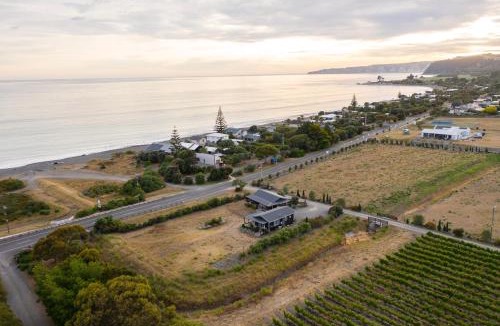 Te Awanga House | Beach Front Wine makers cottage