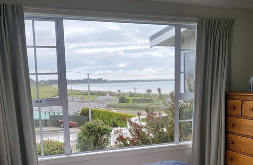 Riverton Cottage | Beach View Cottage