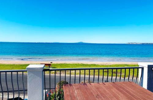 Arkles Bay House | Beachfront Arkles Bay