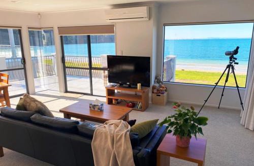 Arkles Bay House | Beachfront Arkles Bay