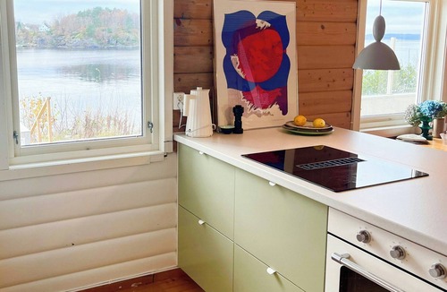 Finnoy House | Beachfront cabin with sun terraces on Helgøy