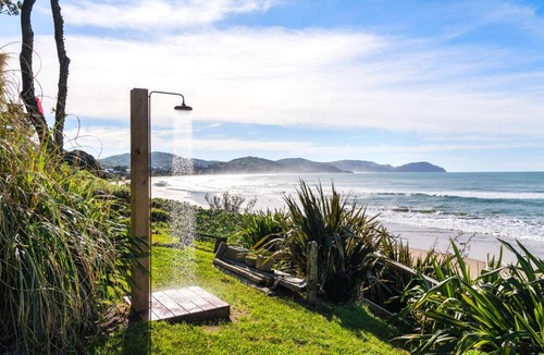 Wainui House | Beachfront Kiwi bach with direct beach access
