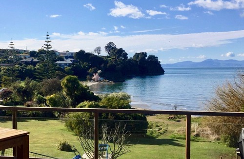 Kaiteriteri House | Beachfront Playground is a large family home with direct beach access