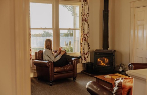 Kaikoura House | Beachfront Villa, Spacious, Mountain Outlook - KK87184