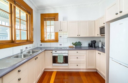 Martinborough House | Bellini | Elegant Heritage Villa, Short Walk to Martinborough Village
