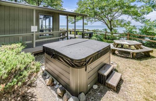 Fennville House | Bluffs Cove