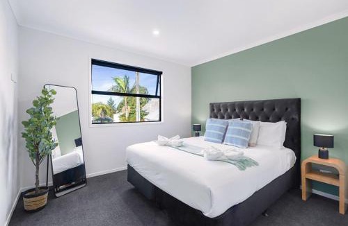 Hamilton East Villa | Brand New, King-Bed, Central City -By KOSH