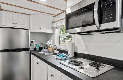Sylva Apartment | Breezy - Riverfront Tiny Home, King Bed, and Deck!