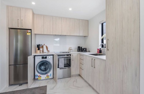 Lower Hutt House | Bright and Comfortable 2BR Stay on Rainey Grove