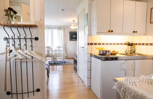 Ulricehamn House | Bright bungalow with furnished terrace, lake view