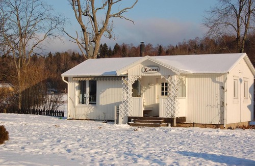 Ulricehamn House | Bright bungalow with furnished terrace, lake view