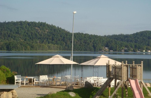 Ulricehamn House | Bright bungalow with furnished terrace, lake view