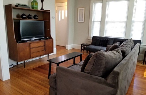 Manchester Apartment | Bright Front Facing Unit - Private Front Farmers Porch