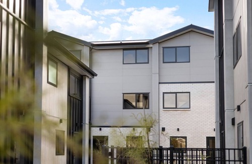 Lower Hutt Villa | Bright & Spacious Wellington Townhouse