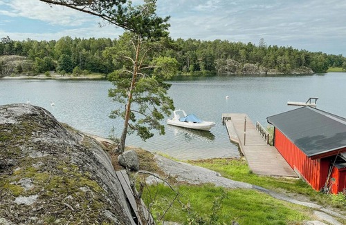 Ingaro House | Cabin with private beach at Ingarö