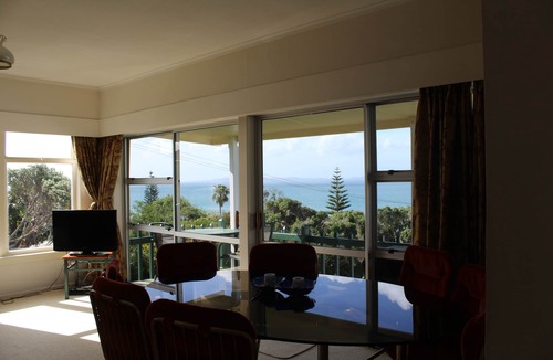 Cable Bay House | Cable Bay 3 Brm home close to the Beach with views.