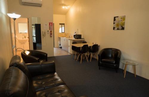 Cambridge Hotel | Captains Quarters Motor Inn