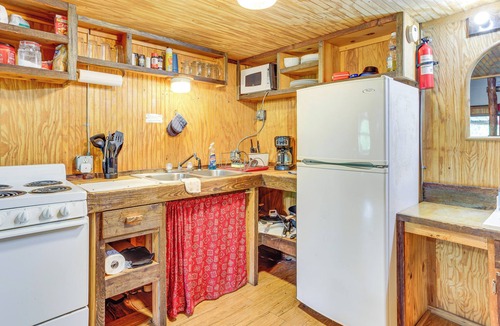 Davis Apartment | 'Cedar Falls Cabin 3' Next to Turner Falls Park