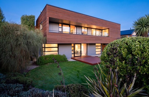 Wanaka House | Cedar House: Modern Retreat with Lake Views & Pool Access