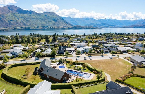 Wanaka House | Cedar House: Modern Retreat with Lake Views & Pool Access