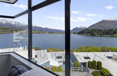 Queenstown Apartment | Central 2 bed Apt - views pool walk to town