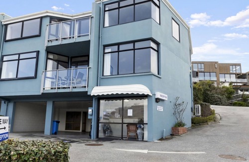 Queenstown Apartment | Central 2 bed Apt - views pool walk to town