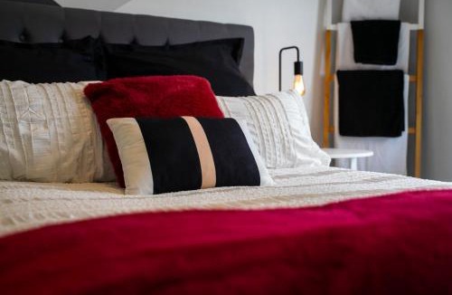 Lowburn Apartment | Central Otago Getaway - Modern 2-Bed