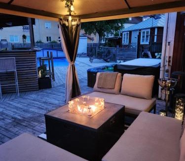 Kalmar Villa | Central villa med extra allt. Pool, Bastu, Utekök