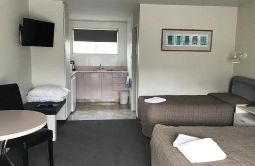 Balclutha Hotel | Charlies Motor Lodge